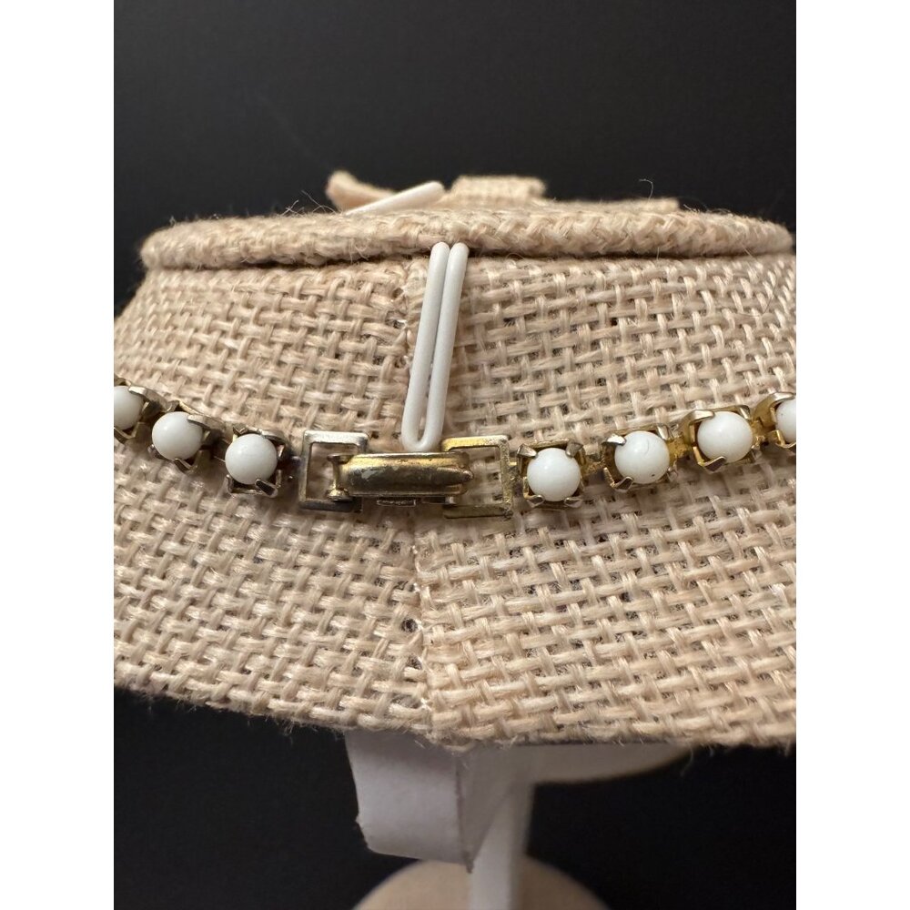 Vintage Gold-Tone White Daisy Flower Necklace With Rhinestone Accents Retro Char - Picture 7 of 10